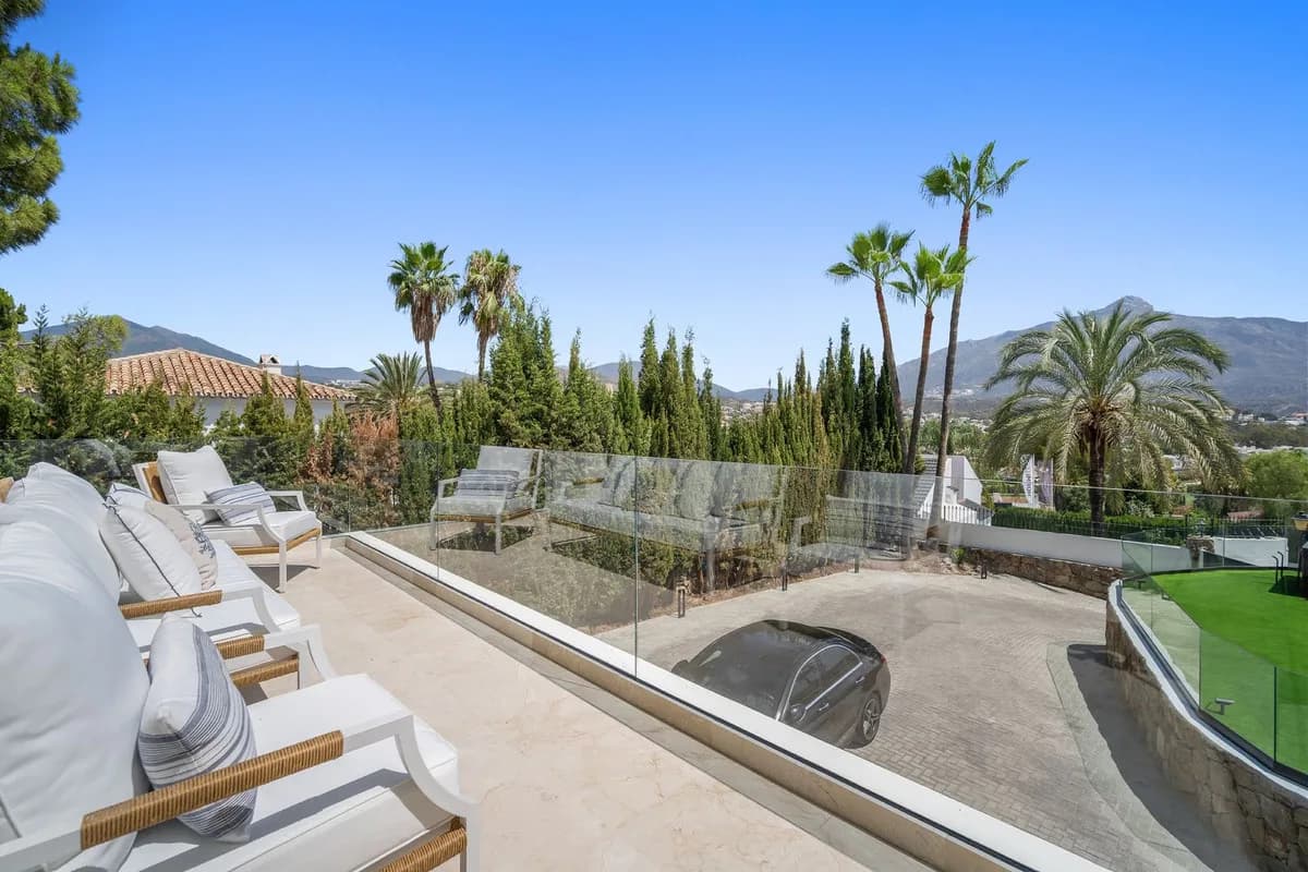 5 Bedroom Detached Villa for Sale in Nueva Andalucía, Málaga - Image 5