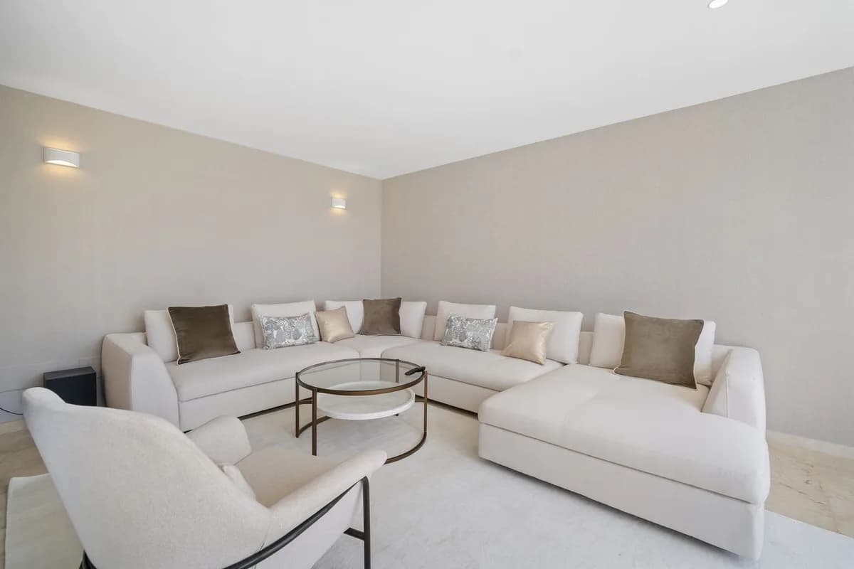 5 Bedroom Detached Villa for Sale in Nueva Andalucía, Málaga - Image 6