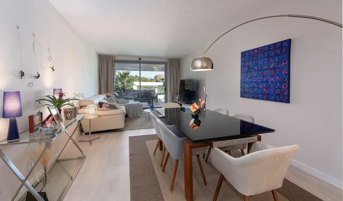 2 Bedroom Middle Floor Apartment for Sale in Selwo, Málaga