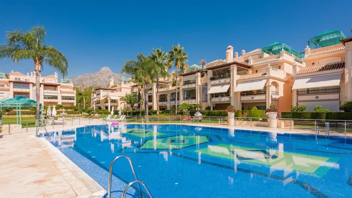 3 Bedroom Penthouse Duplex for Sale in The Golden Mile, Málaga - Image 2