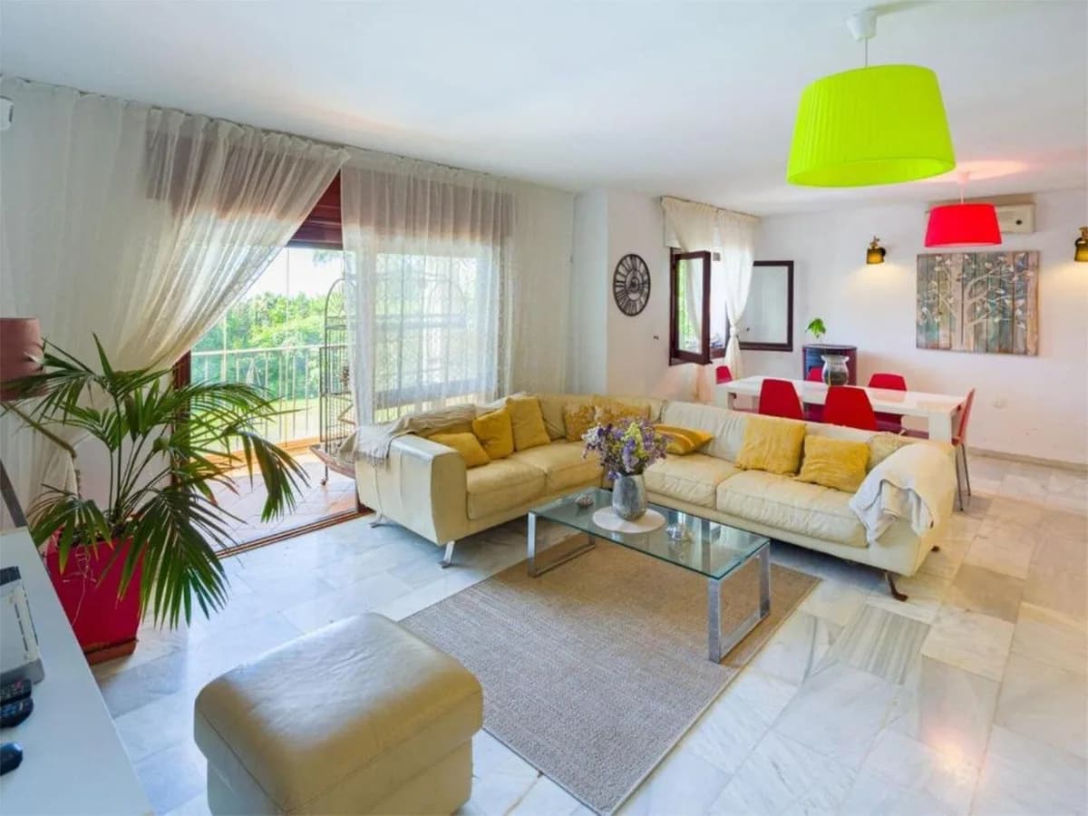 4 Bedroom Detached Villa for Sale in El Rosario, Málaga - Image 2