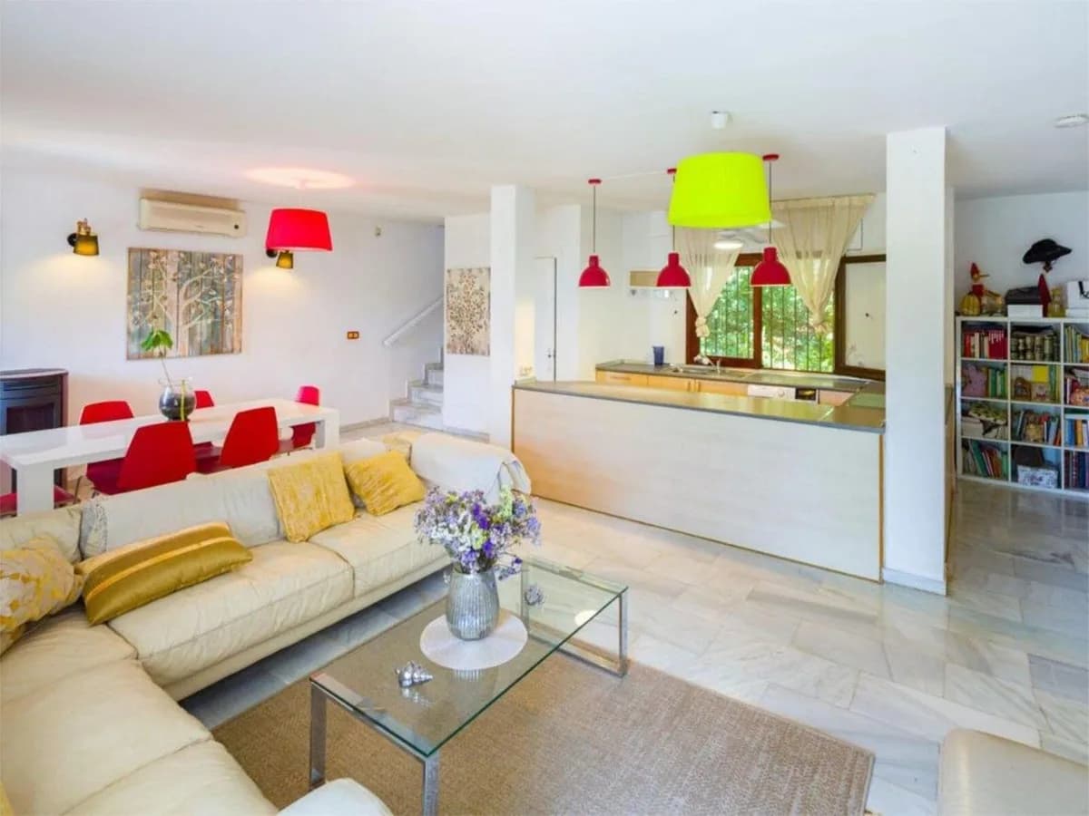 4 Bedroom Detached Villa for Sale in El Rosario, Málaga - Image 3