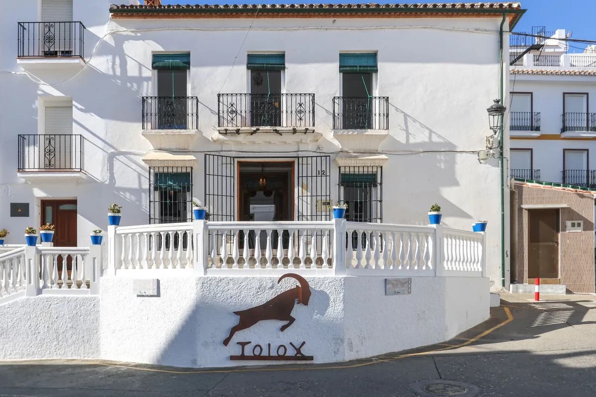5 Bedroom Townhouse for Sale in Tolox, Málaga