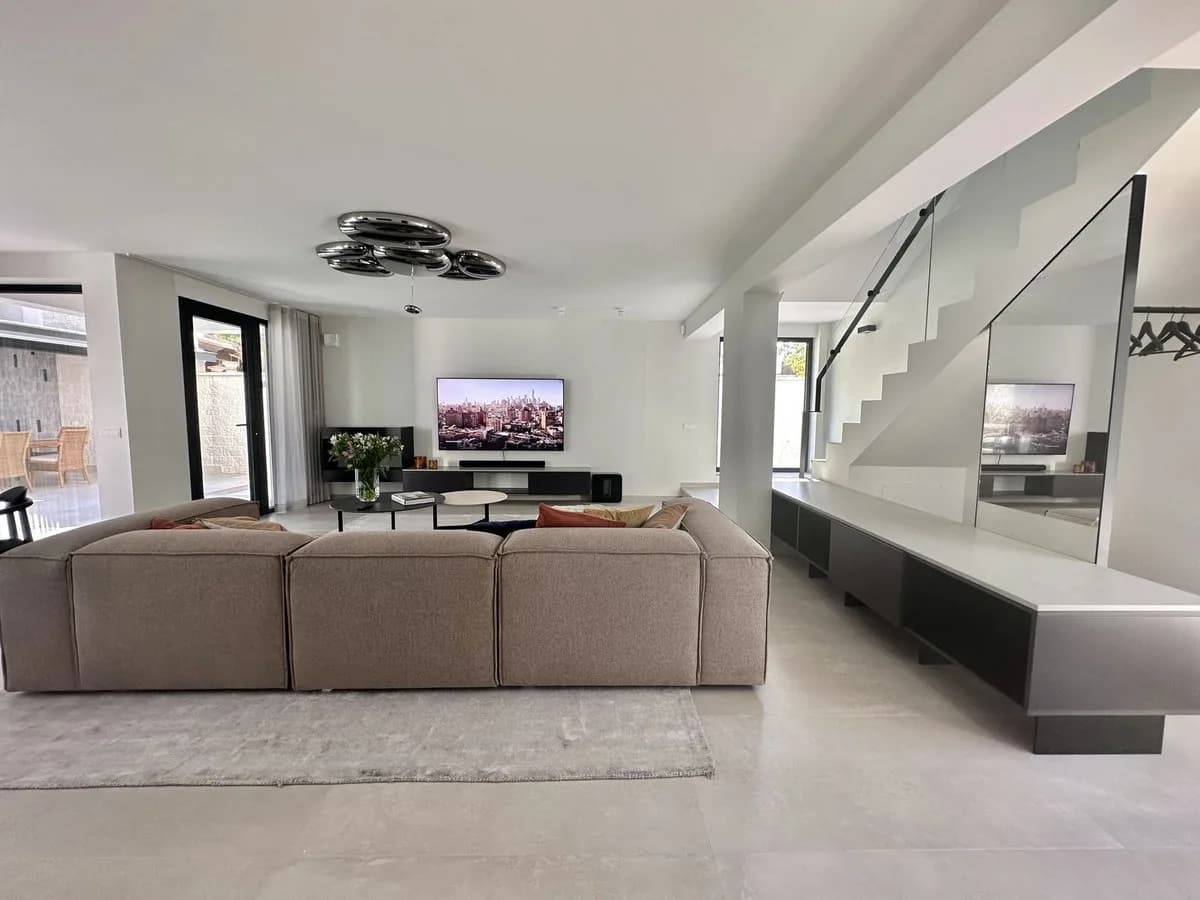 4 Bedroom Detached Villa for Sale in Puerto Banús, Málaga - Image 2