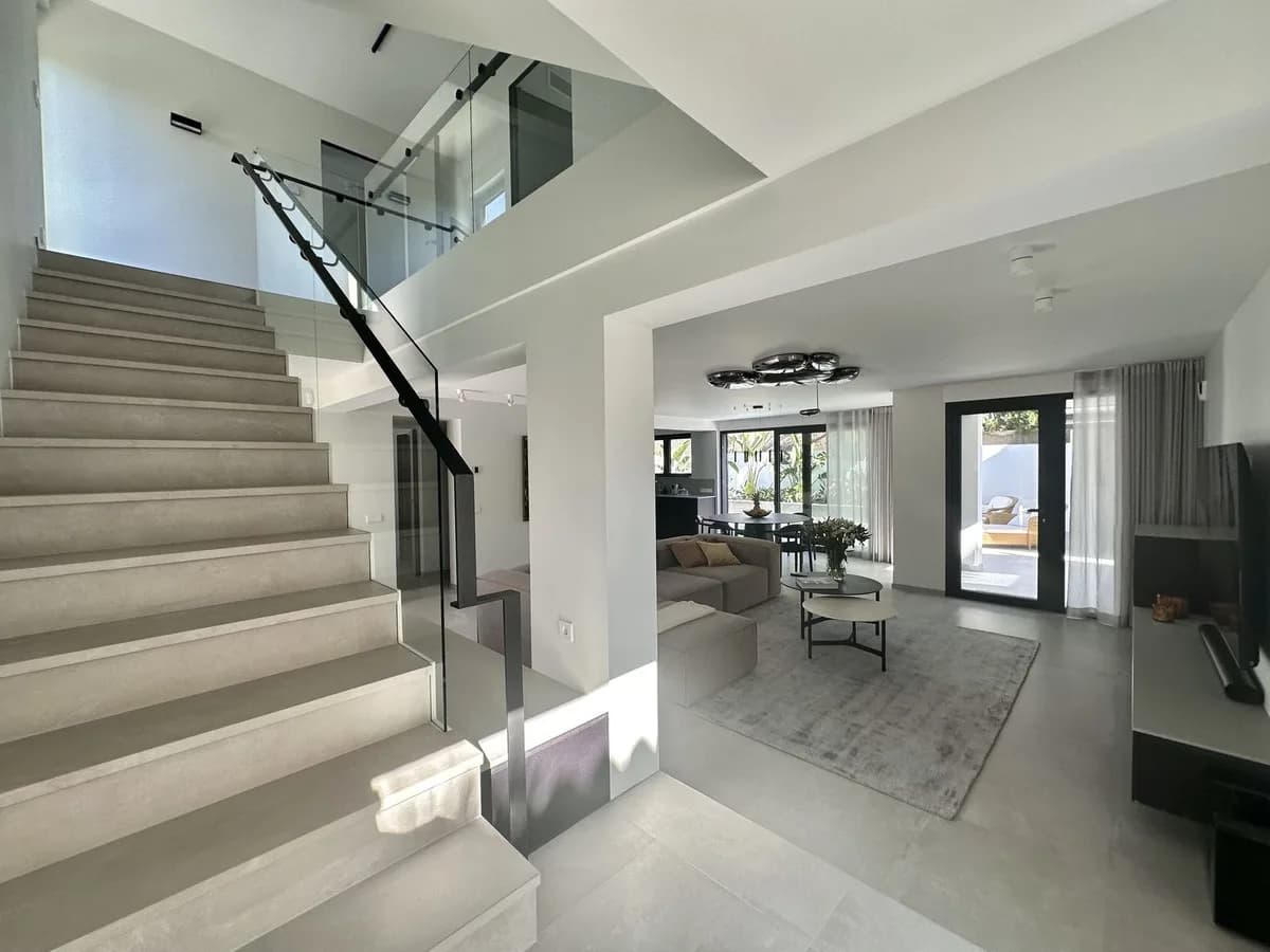 4 Bedroom Detached Villa for Sale in Puerto Banús, Málaga - Image 8