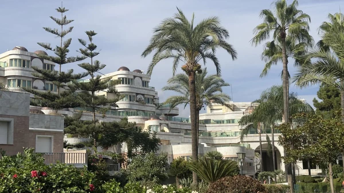 3 Bedroom Middle Floor Apartment for Sale in Puerto Banús, Málaga - Image 2