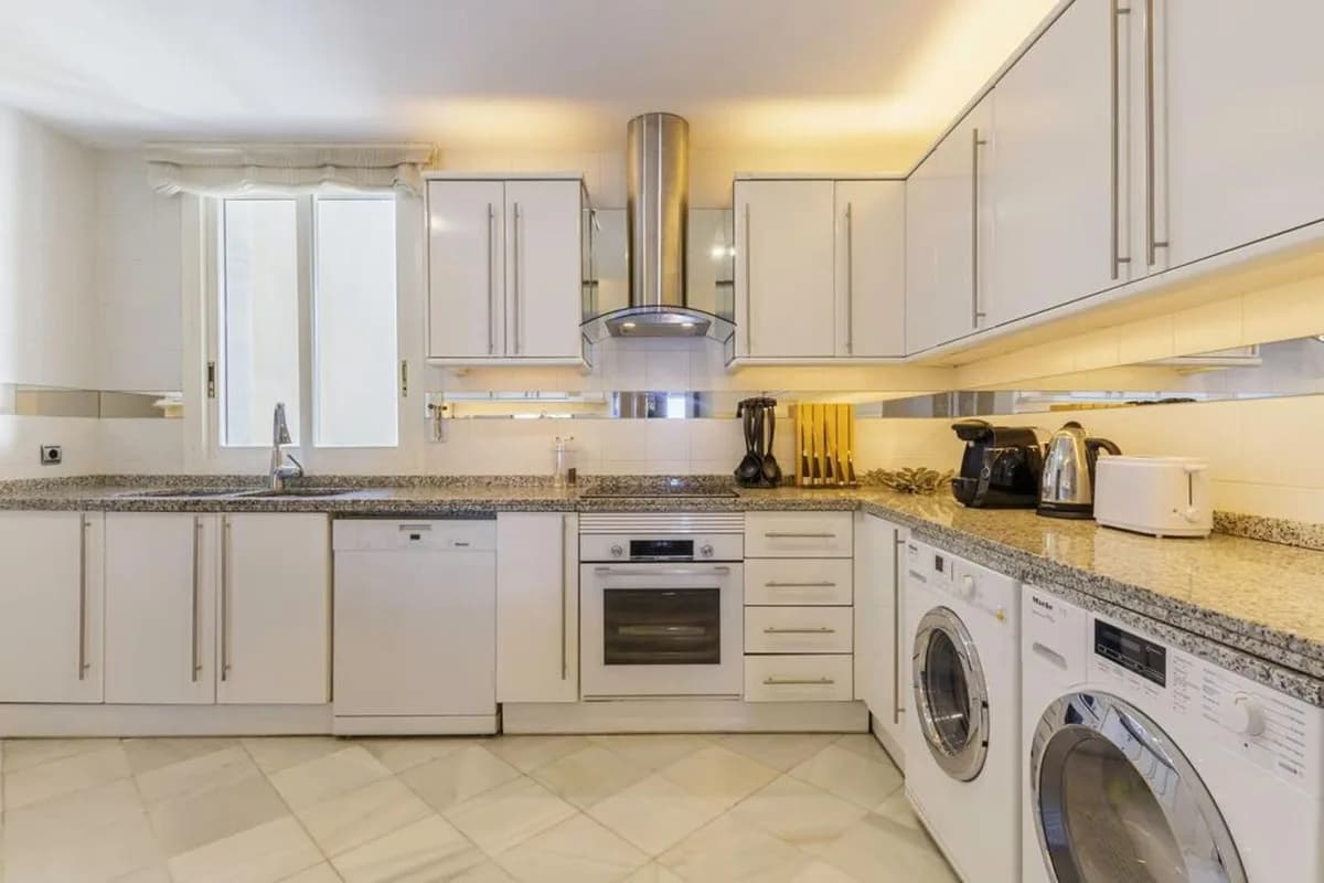 3 Bedroom Middle Floor Apartment for Sale in Puerto Banús, Málaga - Image 8