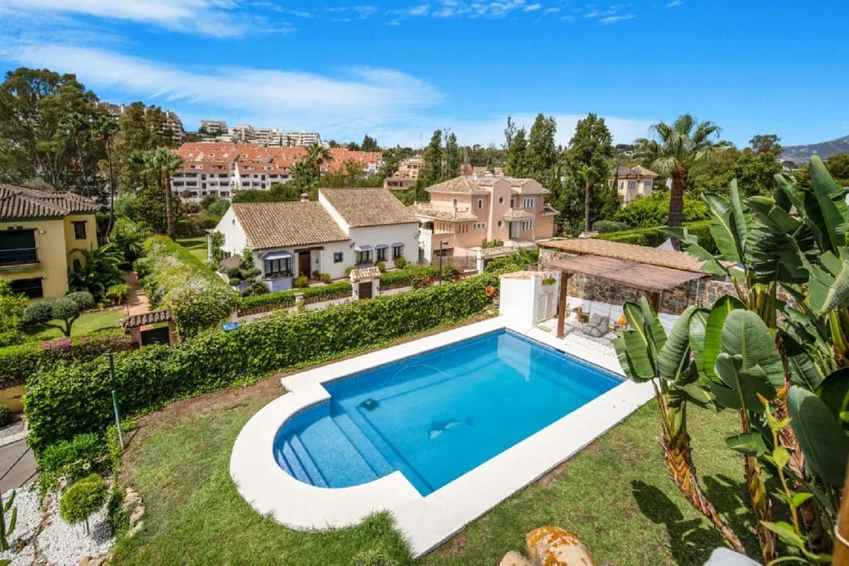 6 Bedroom Detached Villa for Sale in Nueva Andalucía, Málaga - Image 2