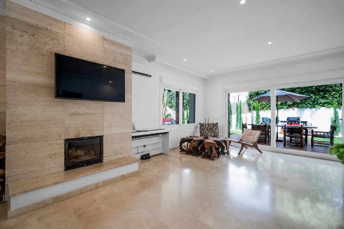6 Bedroom Detached Villa for Sale in Nueva Andalucía, Málaga - Image 5