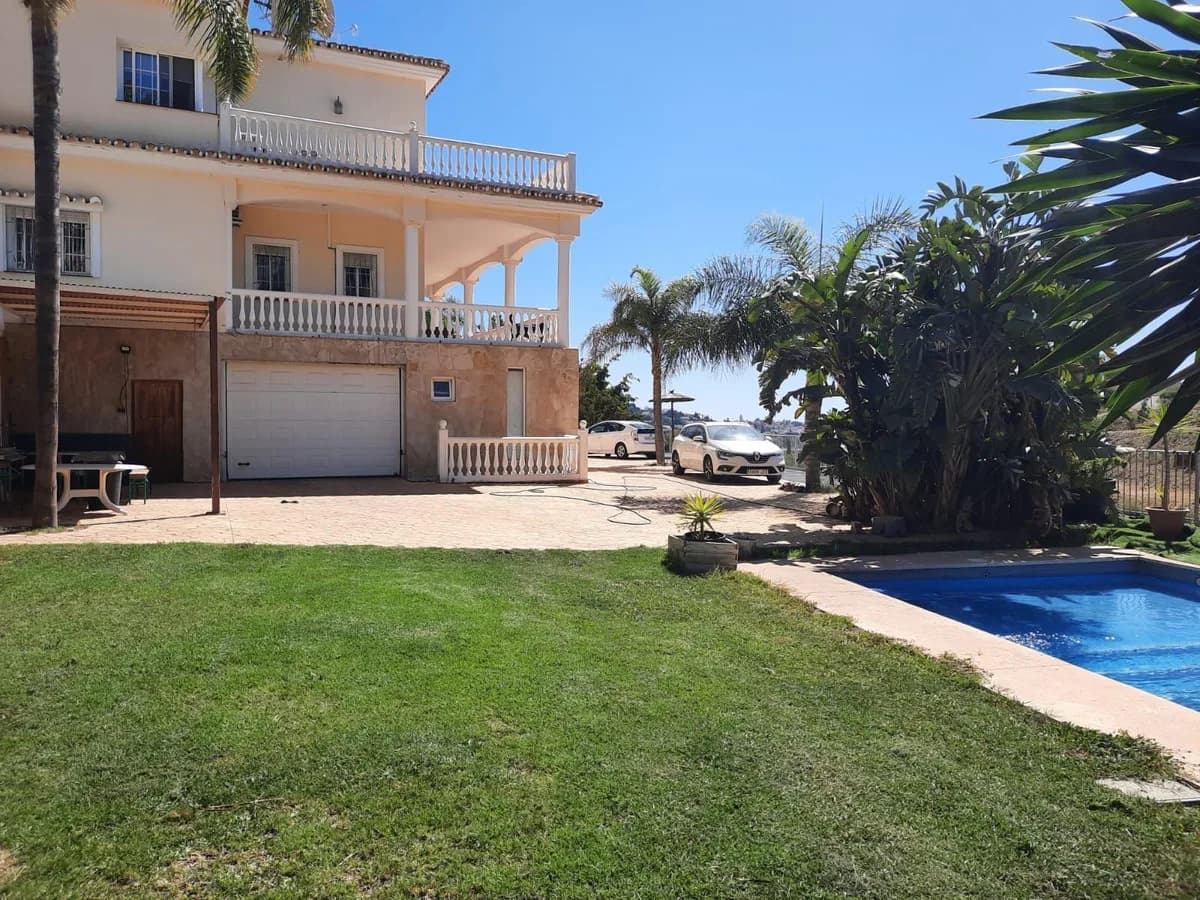 5 Bedroom Detached Villa for Sale in Mijas Golf, Málaga - Image 3