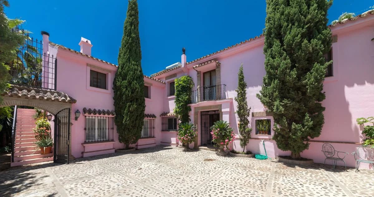 5 Bedroom Detached Villa for Sale in Benahavís, Málaga - Image 2