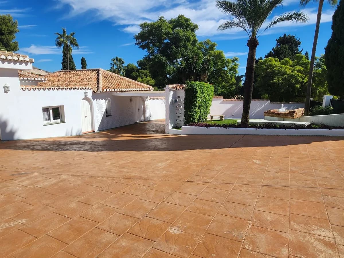 8 Bedroom Detached Villa for Sale in Benalmadena, Málaga - Image 9
