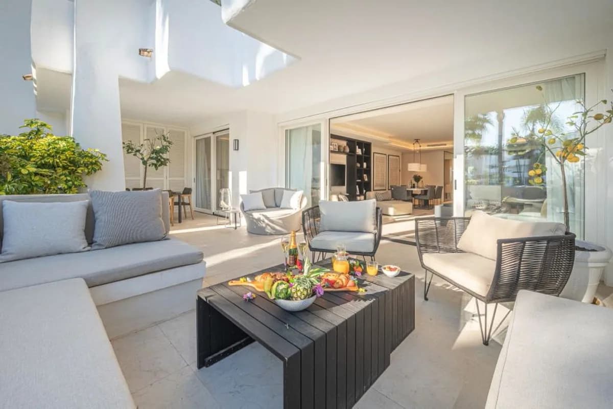 3 Bedroom Ground Floor Apartment for Sale in The Golden Mile, Málaga - Image 2