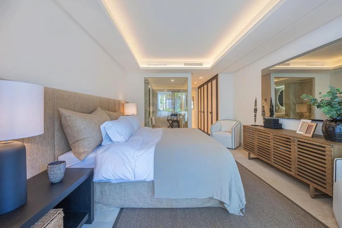 3 Bedroom Ground Floor Apartment for Sale in The Golden Mile, Málaga - Image 7