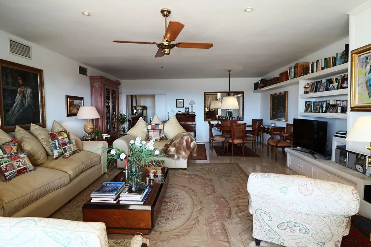 2 Bedroom Middle Floor Apartment for Sale in Marbella, Málaga - Image 3
