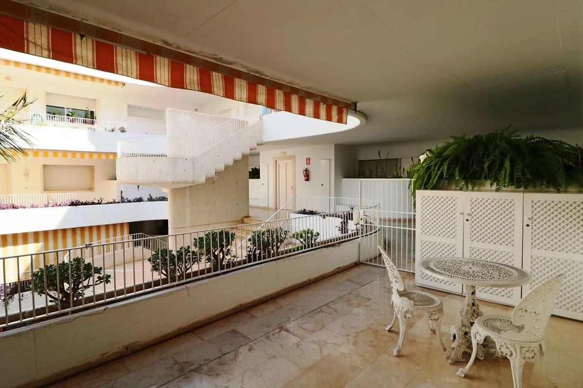 2 Bedroom Middle Floor Apartment for Sale in Marbella, Málaga - Image 6