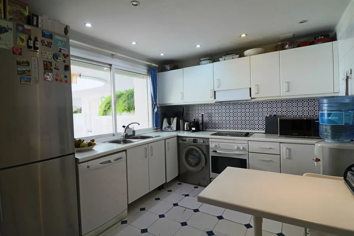2 Bedroom Middle Floor Apartment for Sale in Marbella, Málaga - Image 8
