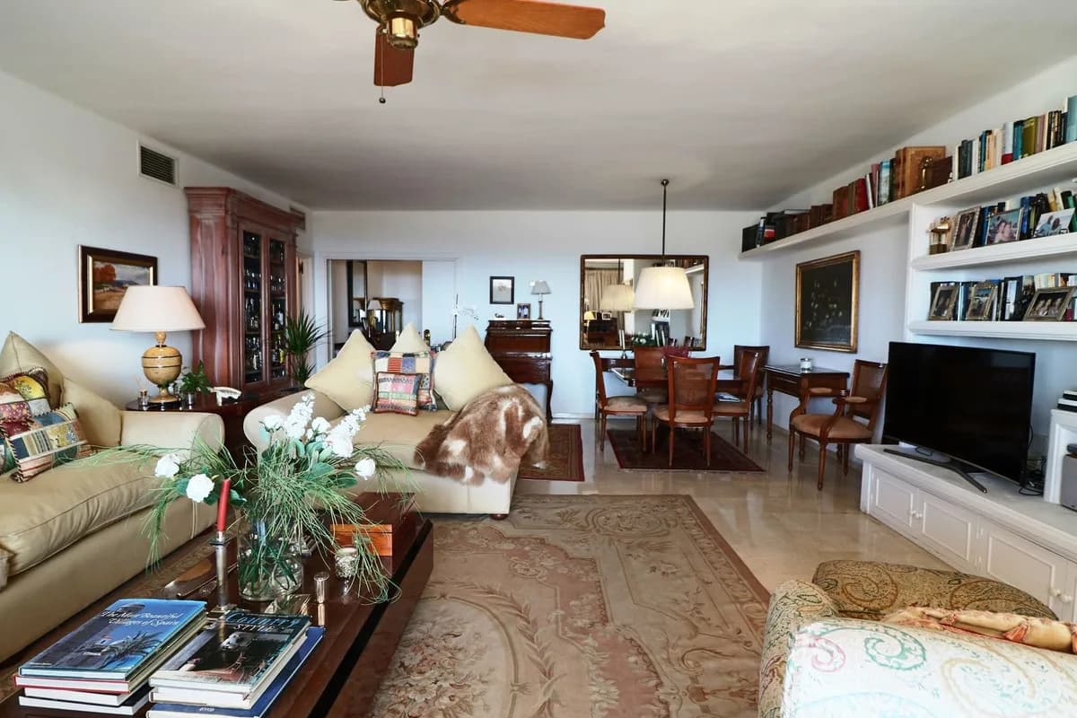 2 Bedroom Middle Floor Apartment for Sale in Marbella, Málaga - Image 9