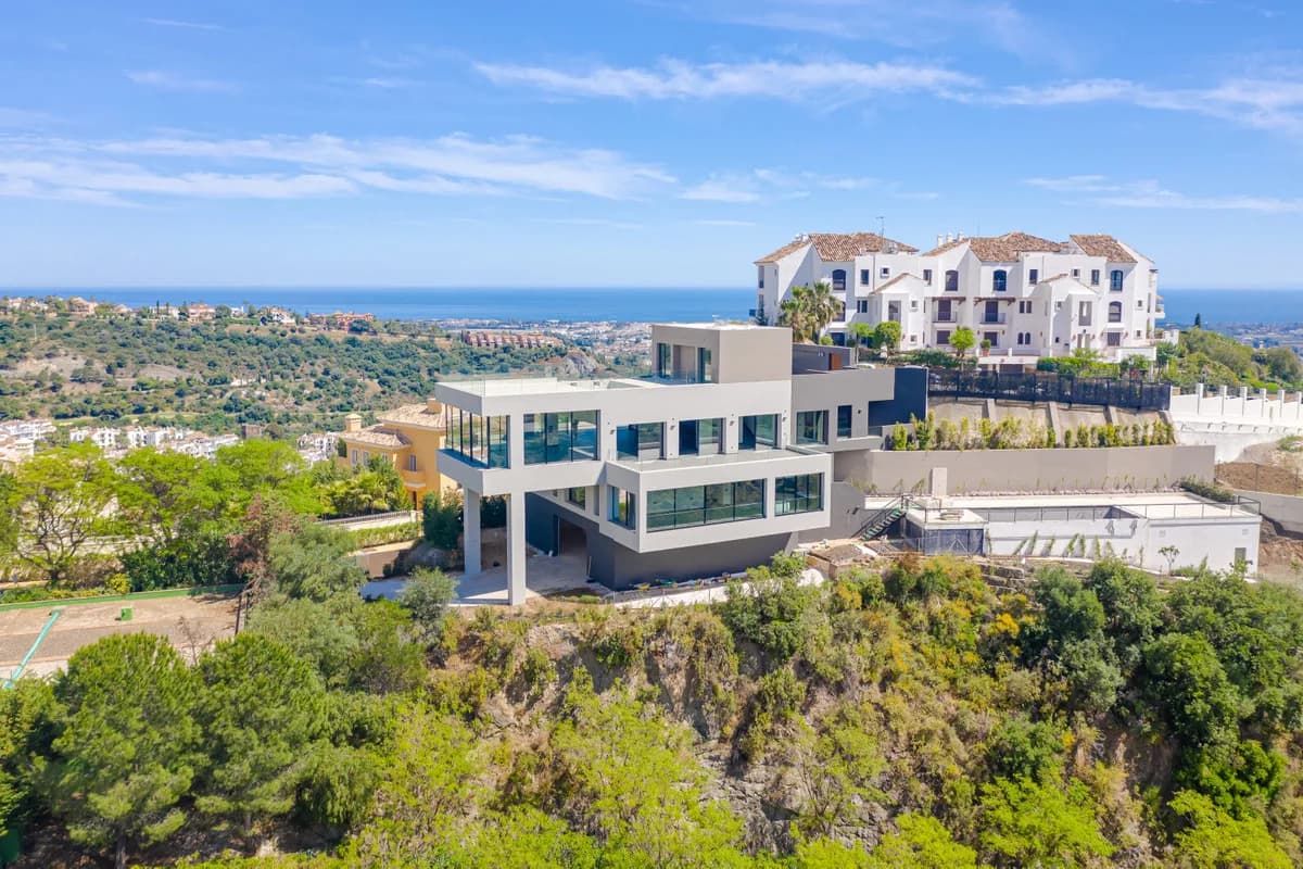 7 Bedroom Detached Villa for Sale in Los Arqueros, Málaga - Image 3