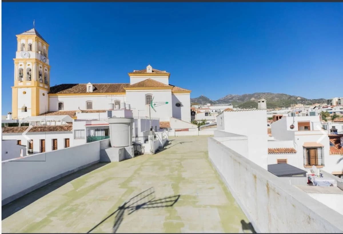 7 Bedroom Townhouse for Sale in Marbella, Málaga - Image 2