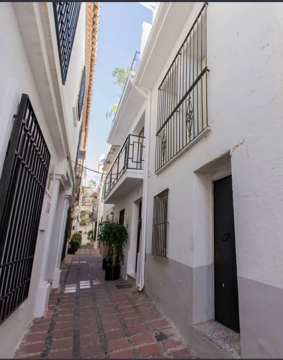 7 Bedroom Townhouse for Sale in Marbella, Málaga - Image 3