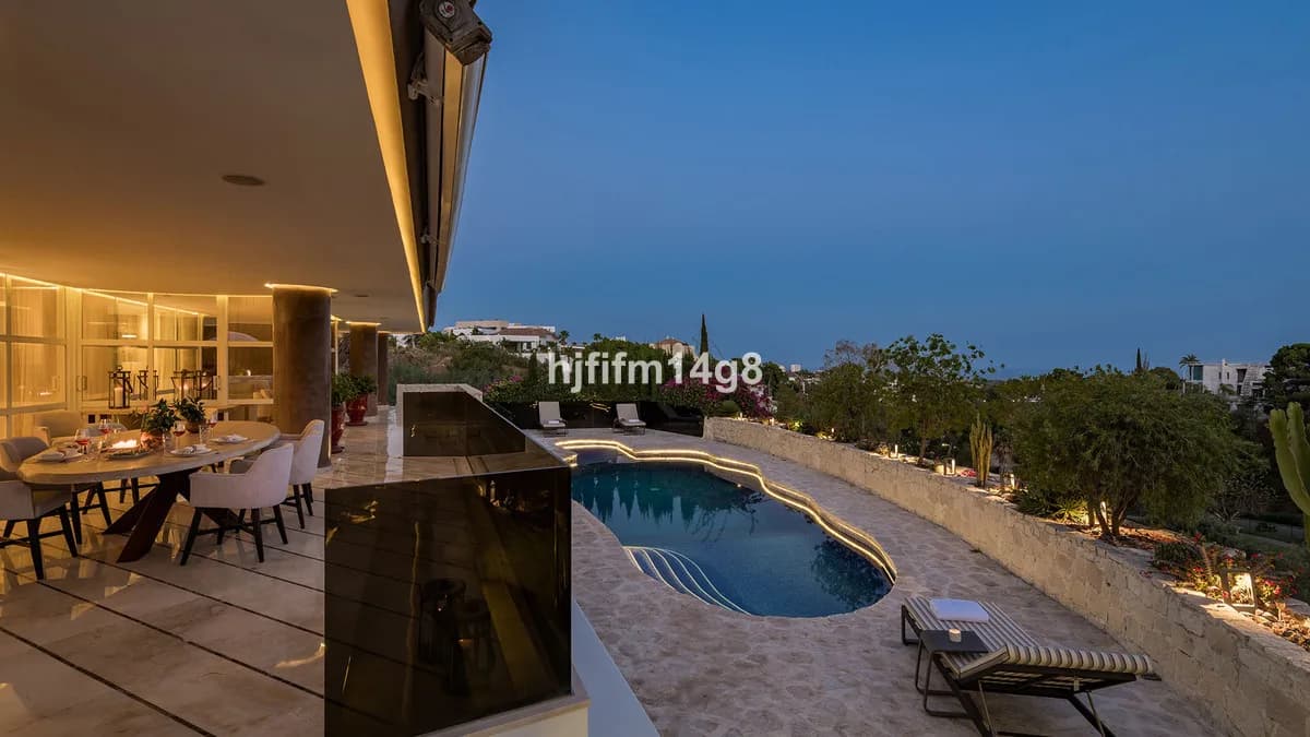 5 Bedroom Detached Villa for Sale in La Quinta, Málaga