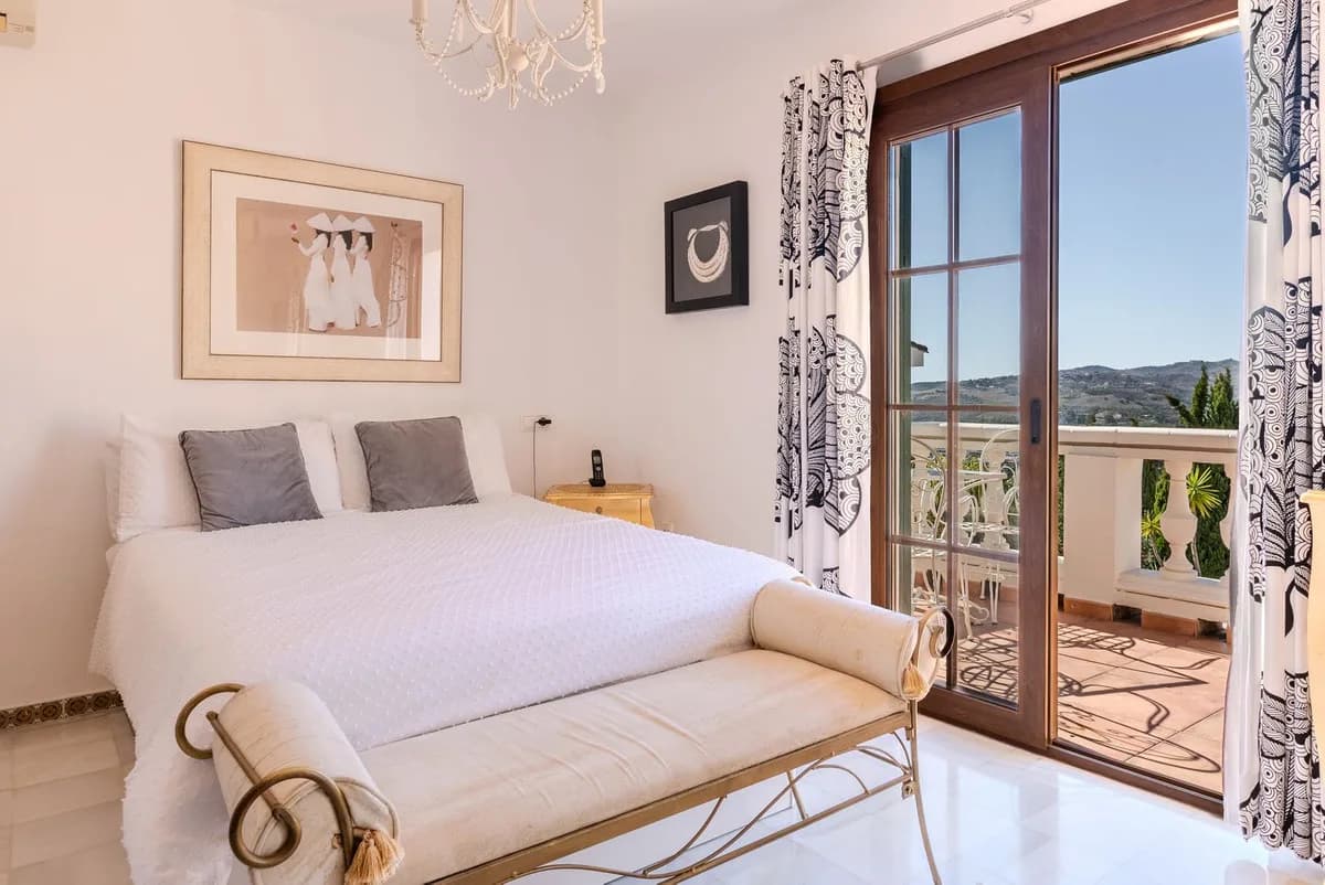 3 Bedroom Semi-Detached House for Sale in Mijas Golf, Málaga - Image 4