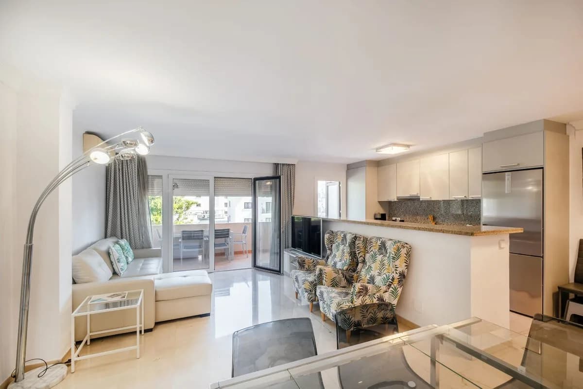 2 Bedroom Middle Floor Apartment for Sale in Nueva Andalucía, Málaga - Image 5