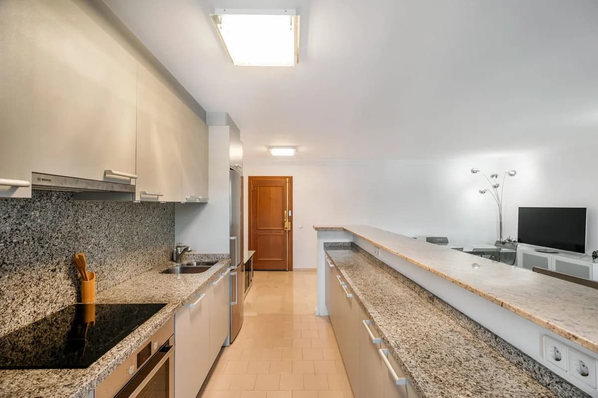 2 Bedroom Middle Floor Apartment for Sale in Nueva Andalucía, Málaga - Image 7