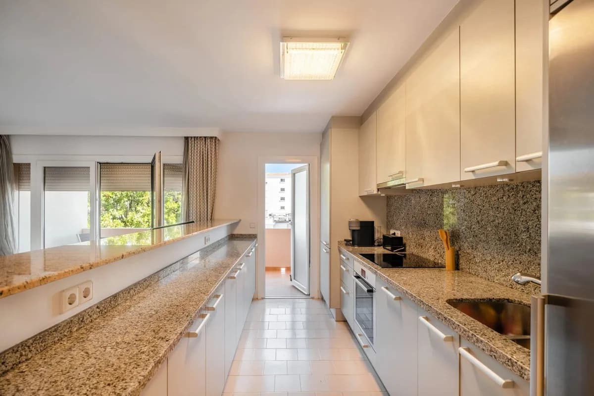 2 Bedroom Middle Floor Apartment for Sale in Nueva Andalucía, Málaga - Image 8