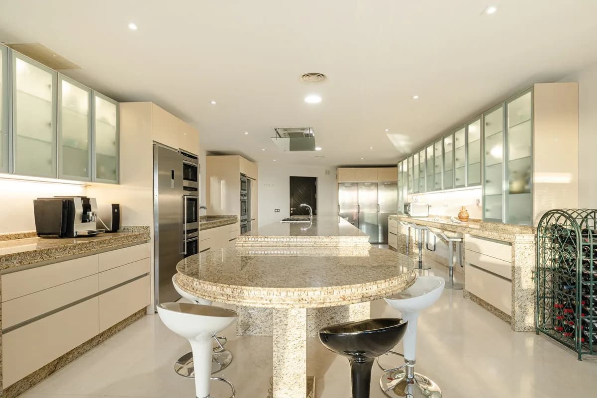 8 Bedroom Detached Villa for Sale in Los Flamingos, Málaga - Image 4
