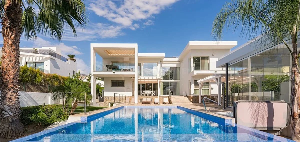 7 Bedroom Detached Villa for Sale in Nueva Andalucía, Málaga