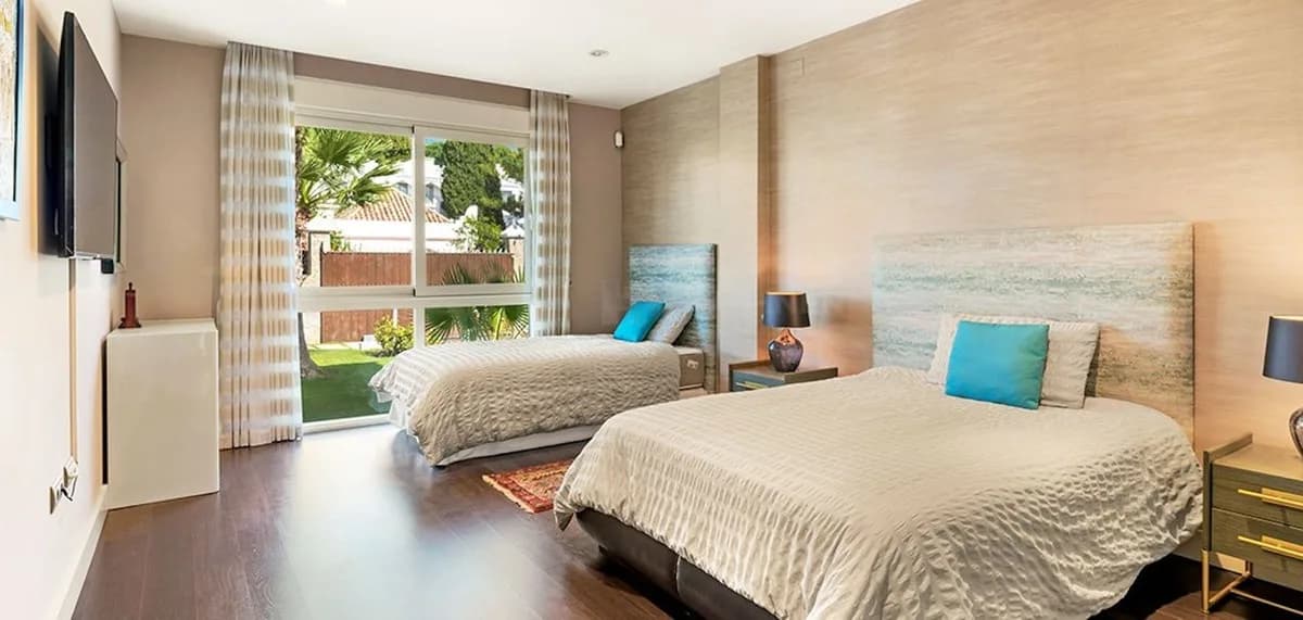 7 Bedroom Detached Villa for Sale in Nueva Andalucía, Málaga - Image 9