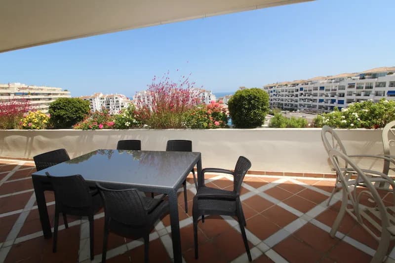 4 Bedroom Penthouse for Sale in Puerto Banús, Málaga - Image 2