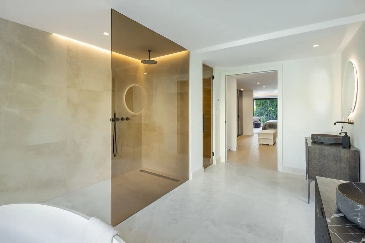 5 Bedroom Detached Villa for Sale in Nueva Andalucía, Málaga - Image 9