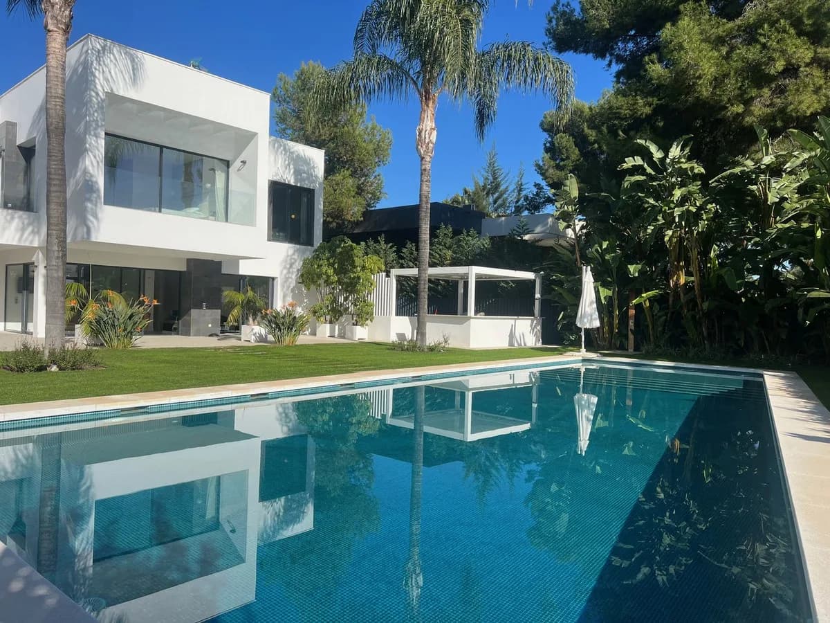 6 Bedroom Detached Villa for Sale in Nagüeles, Málaga - Image 2