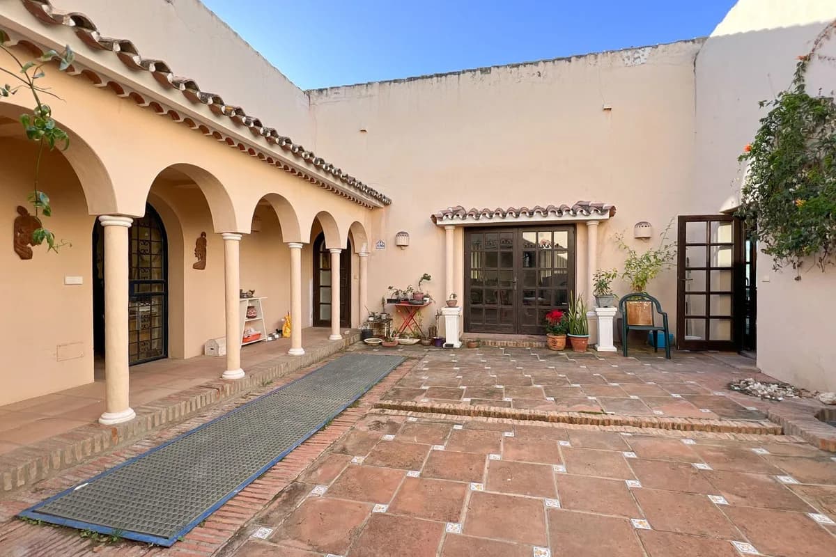 4 Bedroom Detached Villa for Sale in Estepona, Málaga - Image 5