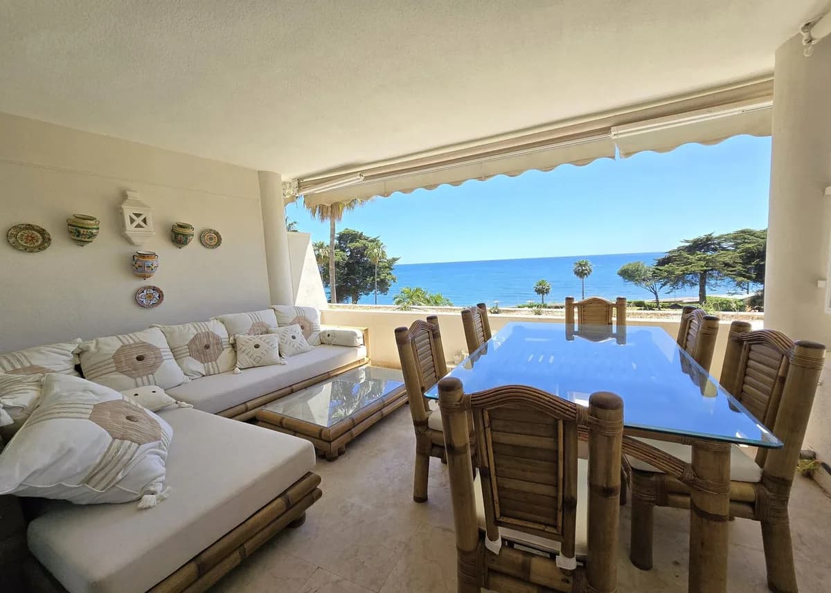 3 Bedroom Middle Floor Apartment for Sale in Estepona, Málaga - Image 3