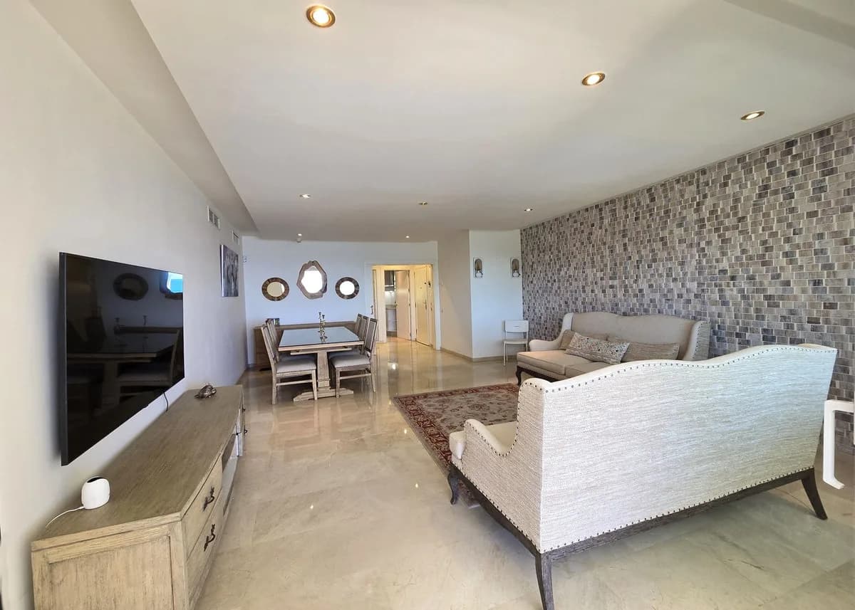 3 Bedroom Middle Floor Apartment for Sale in Estepona, Málaga - Image 7