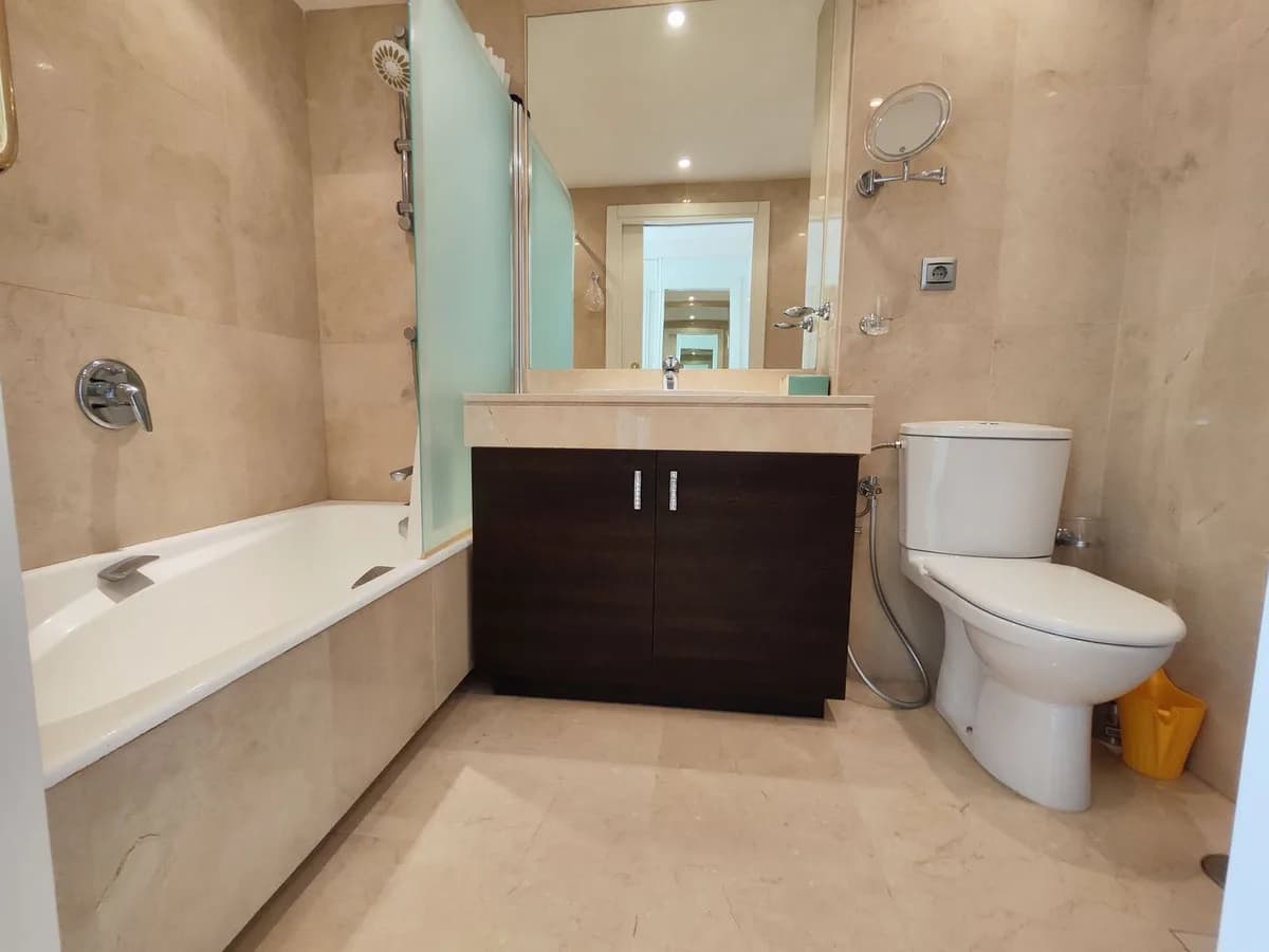 3 Bedroom Middle Floor Apartment for Sale in Estepona, Málaga - Image 9