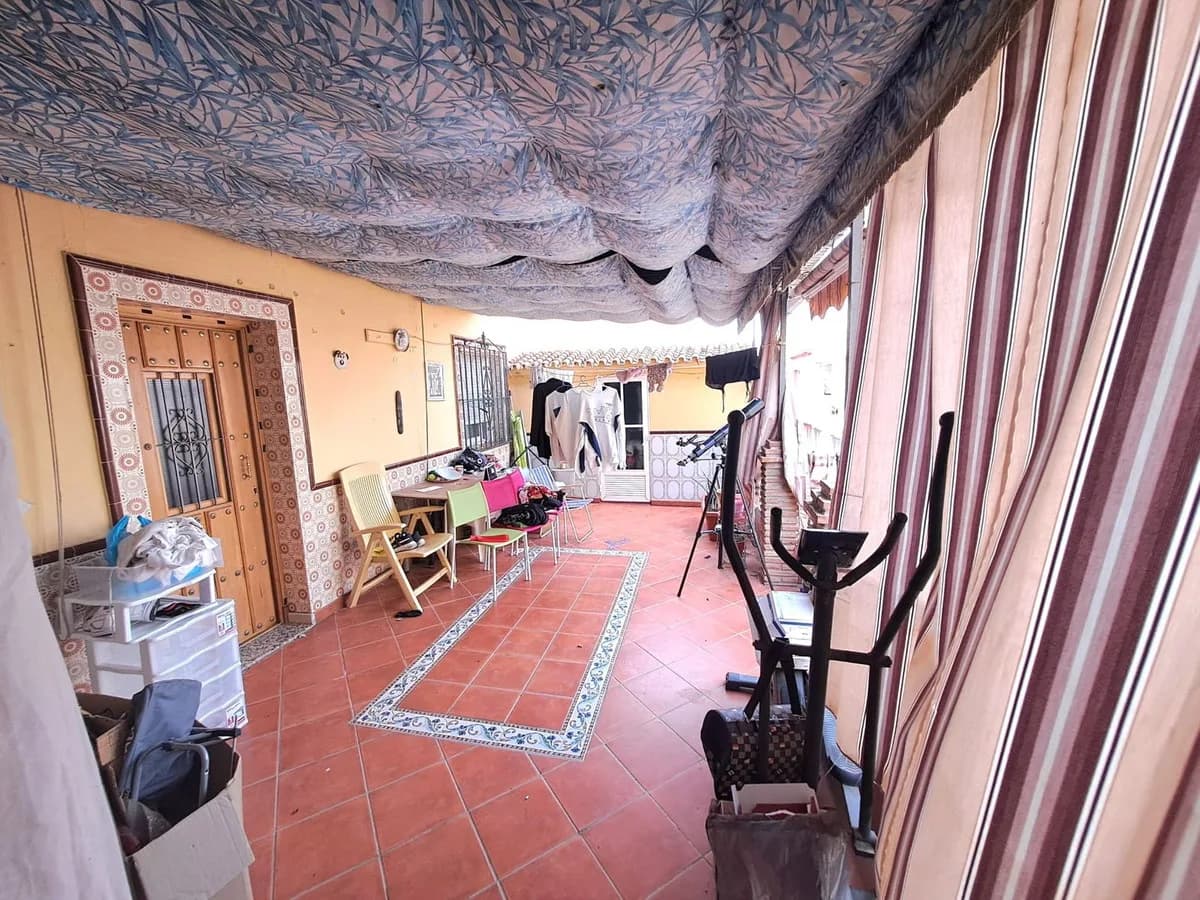4 Bedroom Middle Floor Apartment for Sale in Fuengirola, Málaga - Image 4