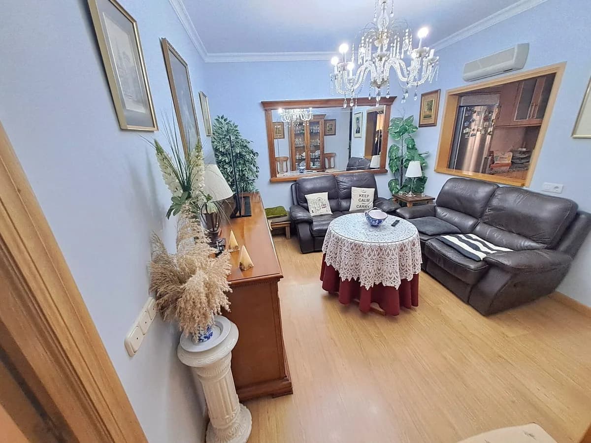 4 Bedroom Middle Floor Apartment for Sale in Fuengirola, Málaga - Image 8
