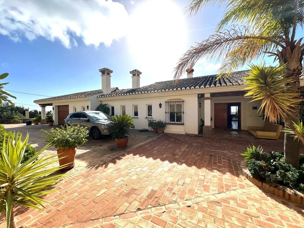 6 Bedroom Detached Villa for Sale in Mijas, Málaga