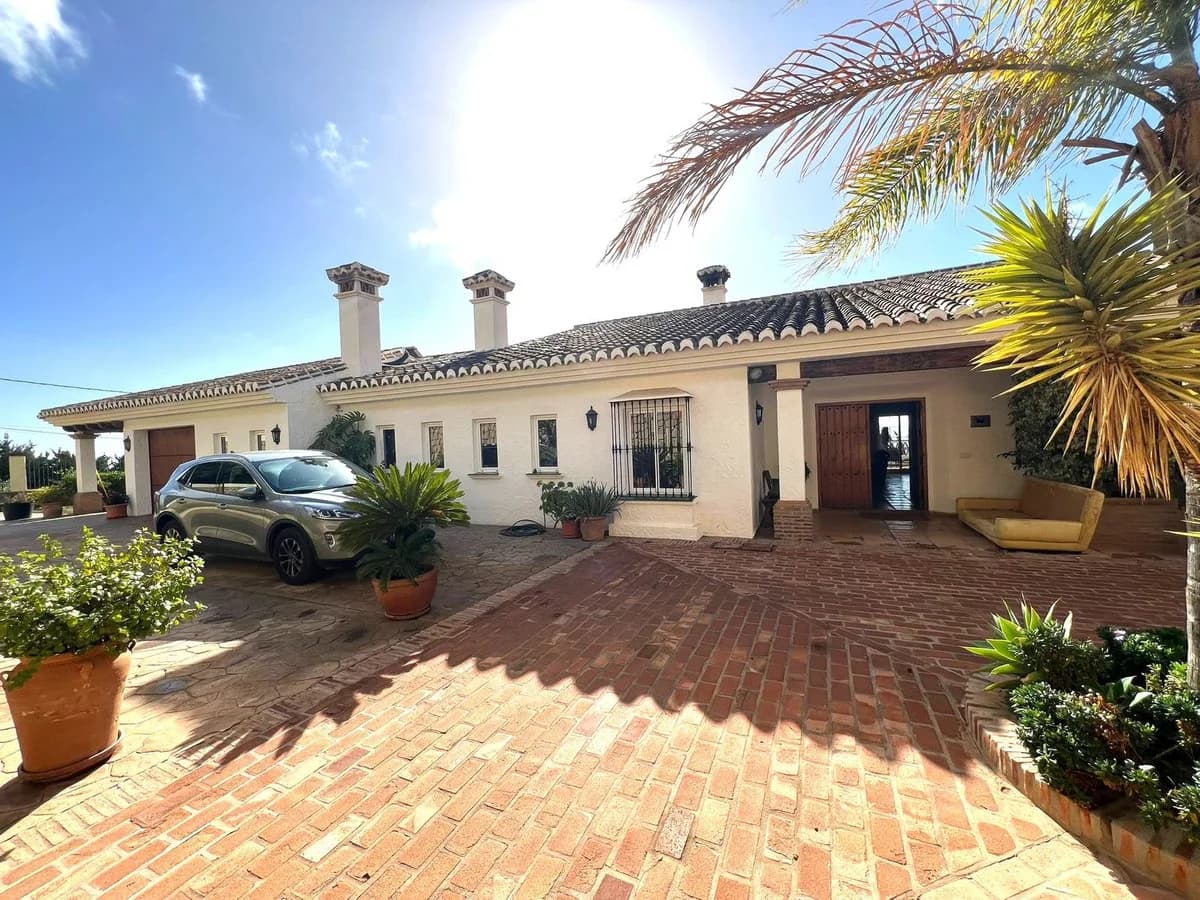 6 Bedroom Detached Villa for Sale in Mijas, Málaga - Image 2