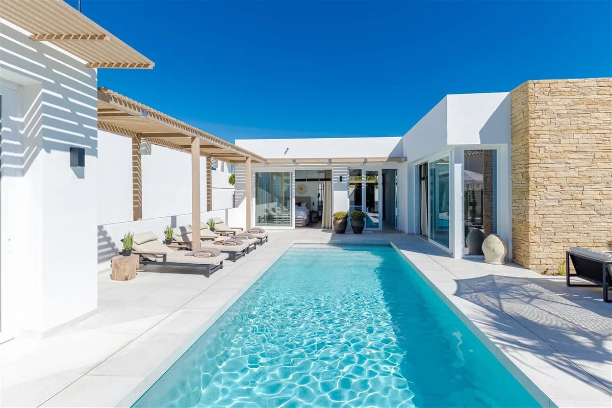 9 Bedroom Detached Villa for Sale in Riviera del Sol, Málaga - Image 2