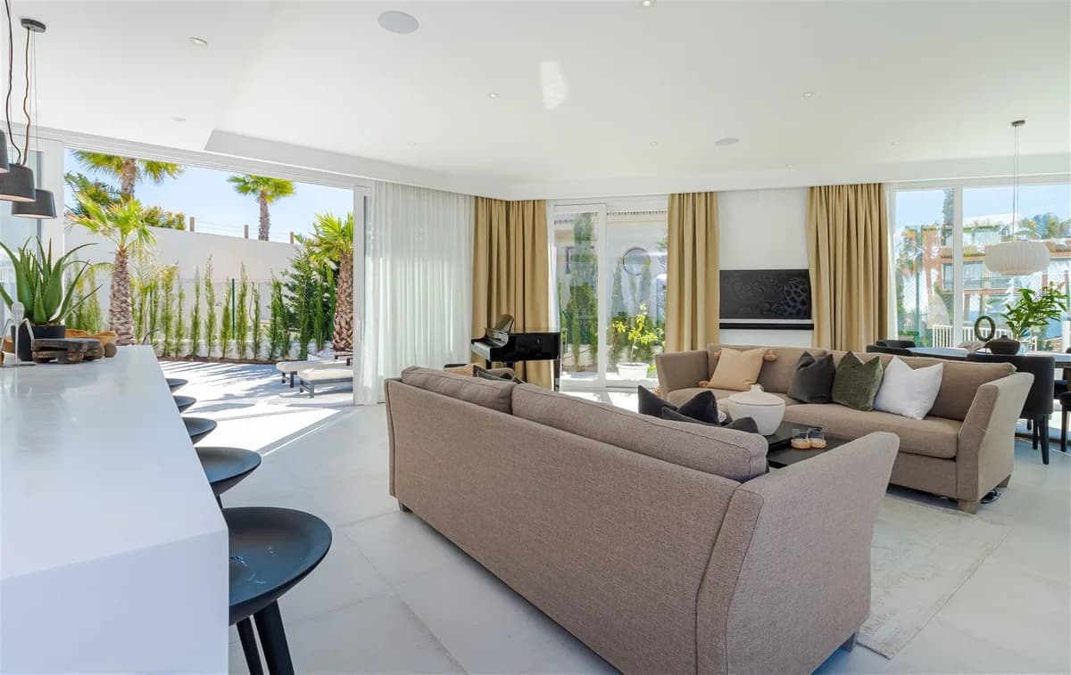 9 Bedroom Detached Villa for Sale in Riviera del Sol, Málaga - Image 3