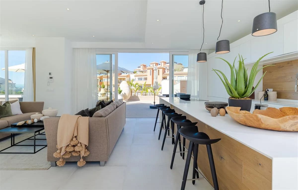 9 Bedroom Detached Villa for Sale in Riviera del Sol, Málaga - Image 5