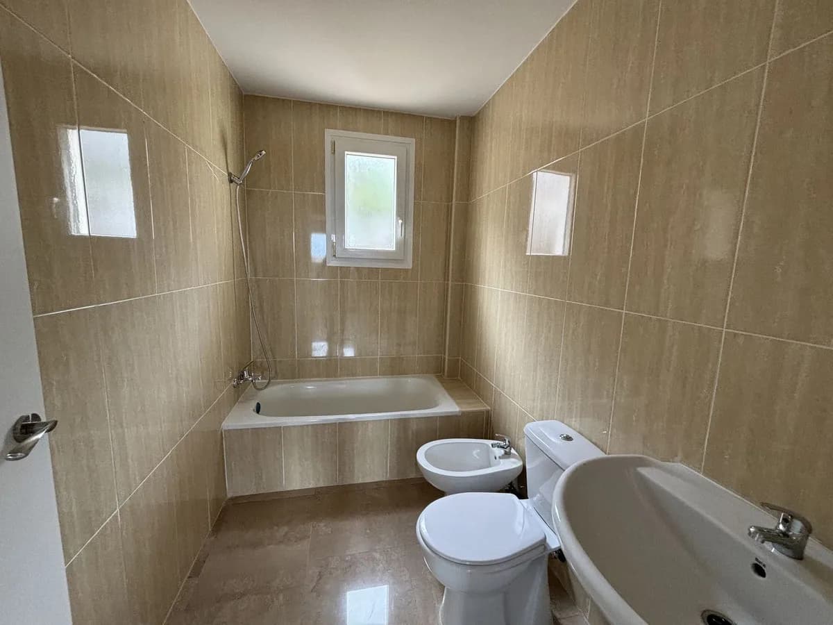 3 Bedroom Middle Floor Apartment for Sale in La Duquesa, Málaga - Image 6