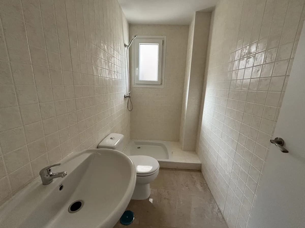 3 Bedroom Middle Floor Apartment for Sale in La Duquesa, Málaga - Image 7