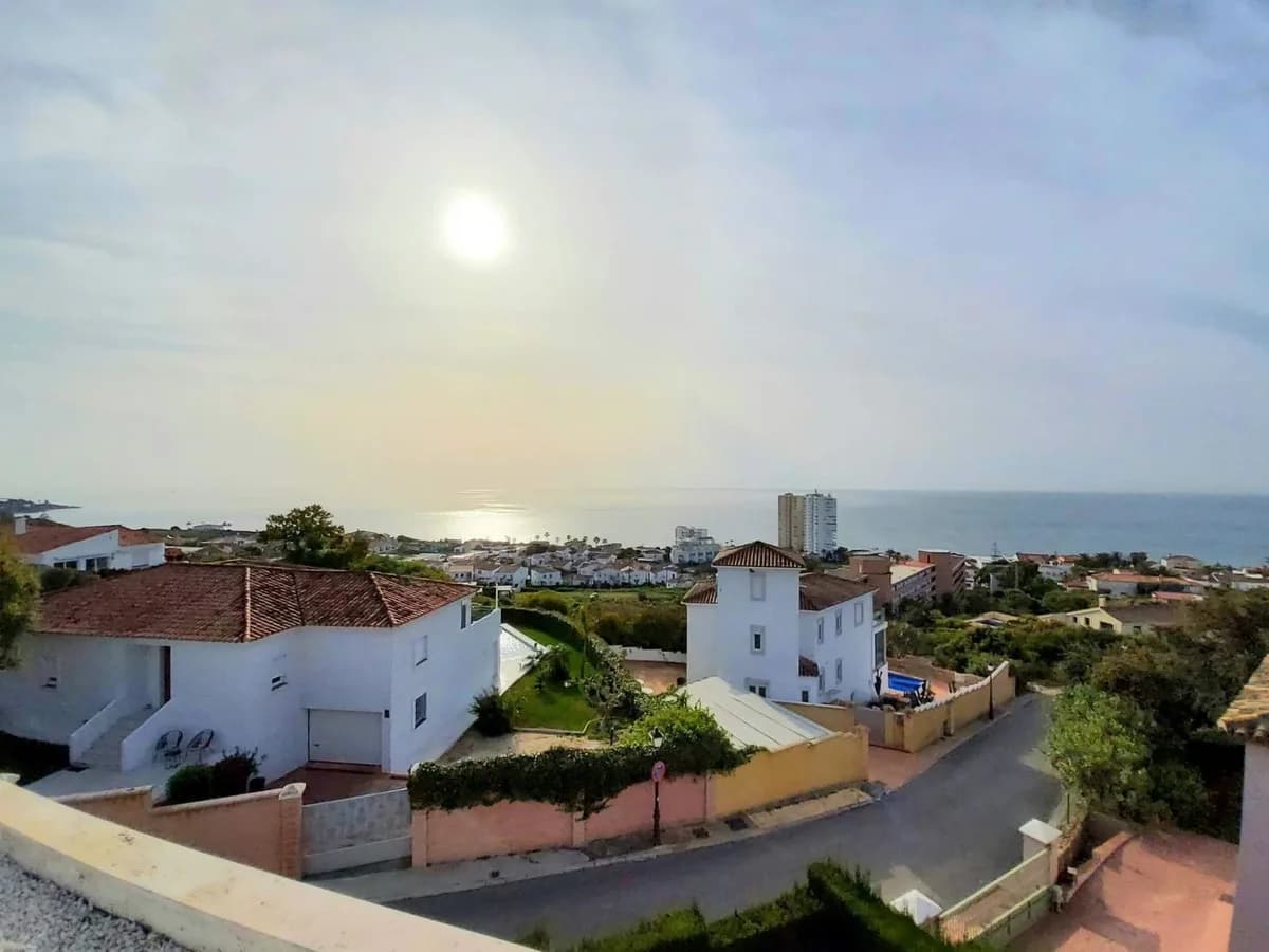 4 Bedroom Detached Villa for Sale in Torreguadiaro, Cádiz - Image 4